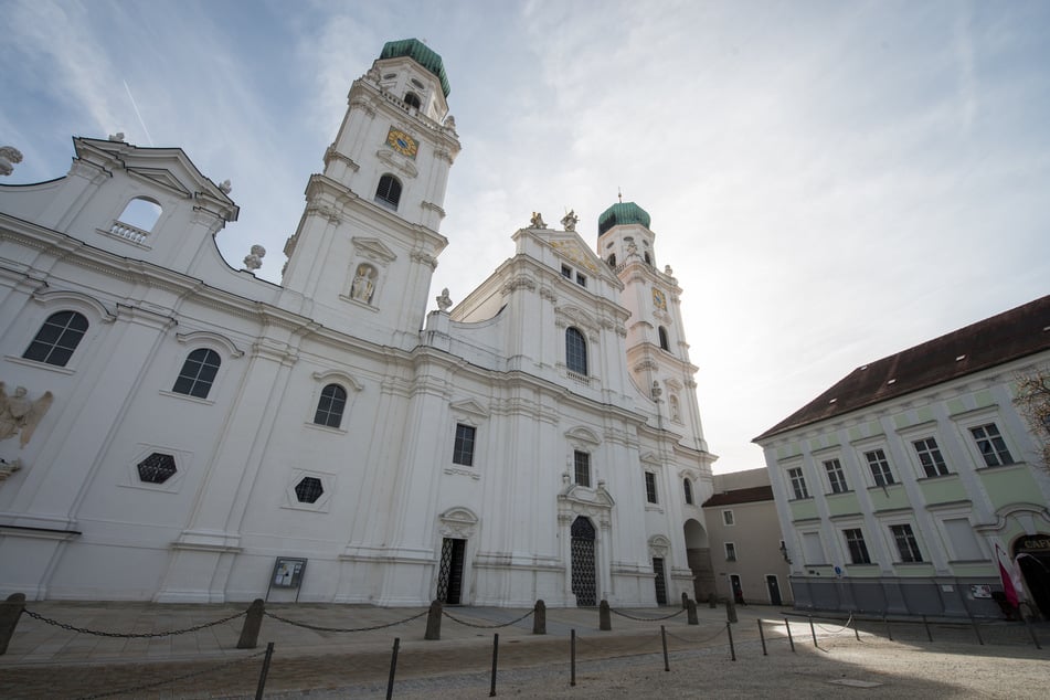 Der Dom St. Stephan in Passau. Das Bistum beschäftigt sich mit einem Antrag auf Entlassung.