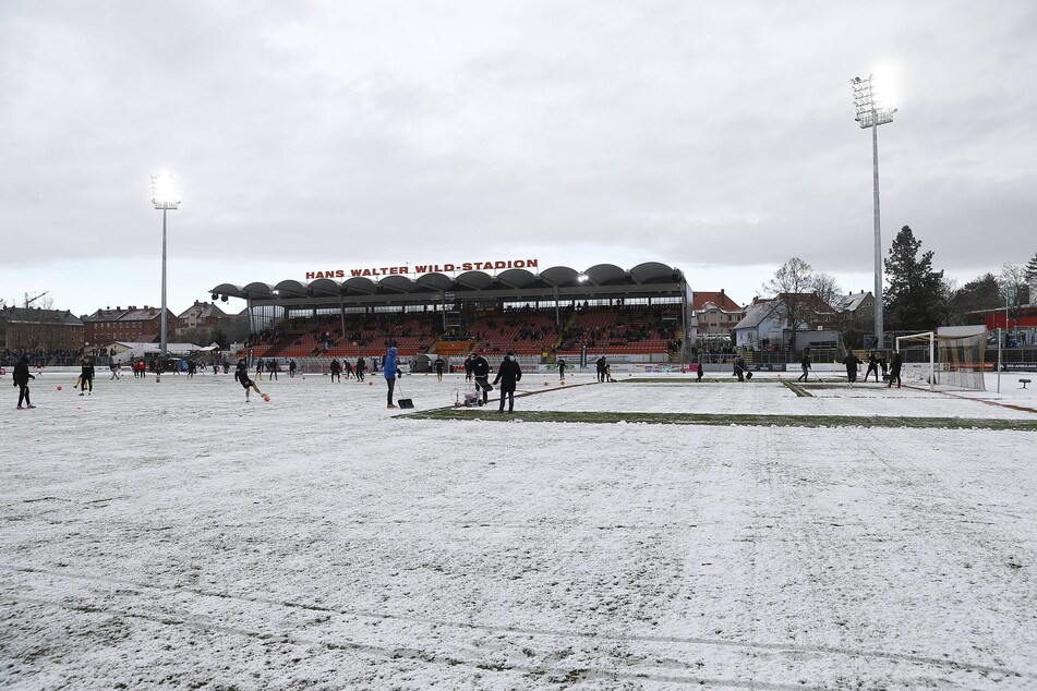 Das Hans-Walter-Wild-Stadion in Bayreuth hat keine funktionierende Rasenheizung. Auch deshalb war vor dem Spiel gegen Zwickau (5:3) Schneeschippen angesagt.