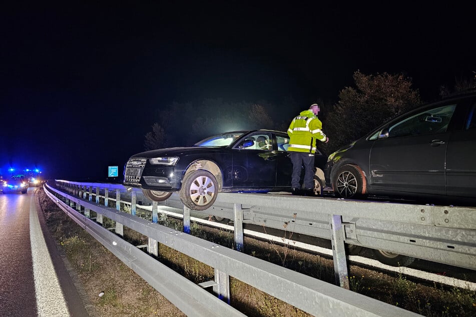 Ein Audi rutschte auf die Leitplanke.