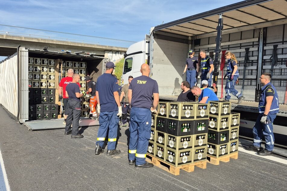 Zahlreiche Helfer kamen am Samstag, um die Bierkisten in einen bereitgestellten, leeren Lkw umzuladen.