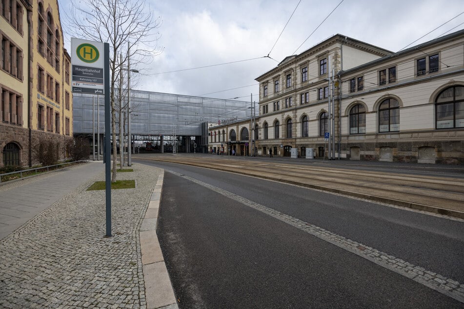 Der Chemnitzer Hauptbahnhof wird am Sonntag komplett vom Bahnverkehr abgekoppelt. Daher müssen sich Reisende auf Schienenersatzverkehr einstellen.