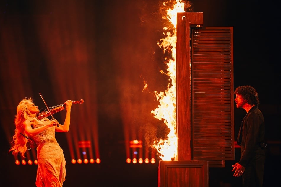 Linda Lampenius (56, l.) und Pete Parkkonen (36) vertreten Finnland beim ESC.