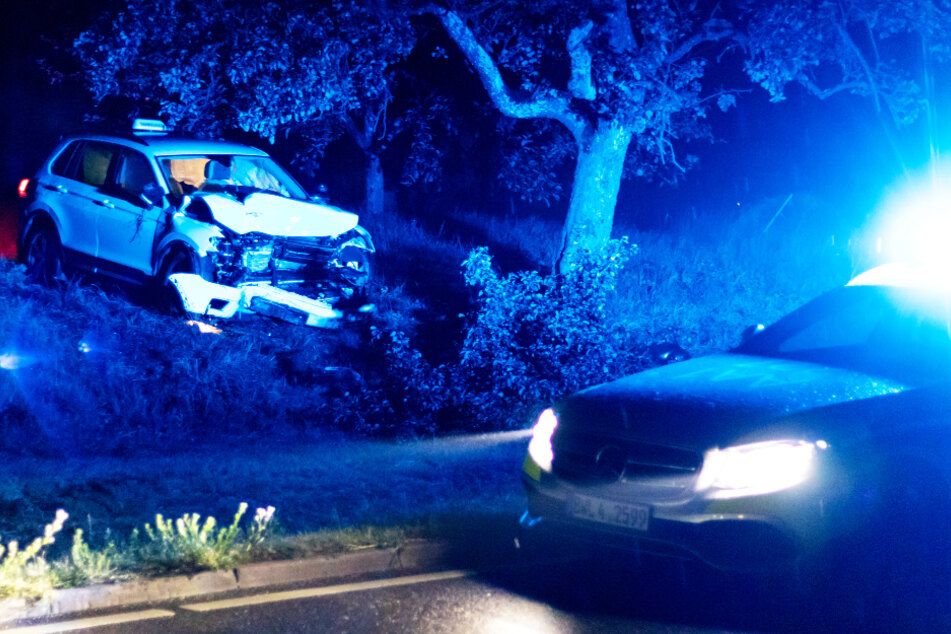 Ein Fahrschulauto krachte frontal in einen Baum.