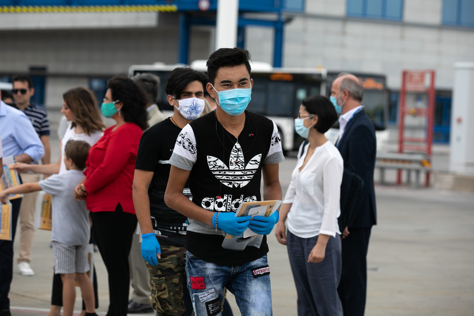 Eine Gruppe minderjähriger Flüchtlinge stieg Anfang Juli in Griechenland in ein Flugzeug nach Portugal. (Archivbild)