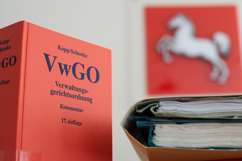 Das Oberverwaltungsgericht Lüneburg verurteilte einen Uni-Professor, da er wiederholt Studentinnen belästigt hat.