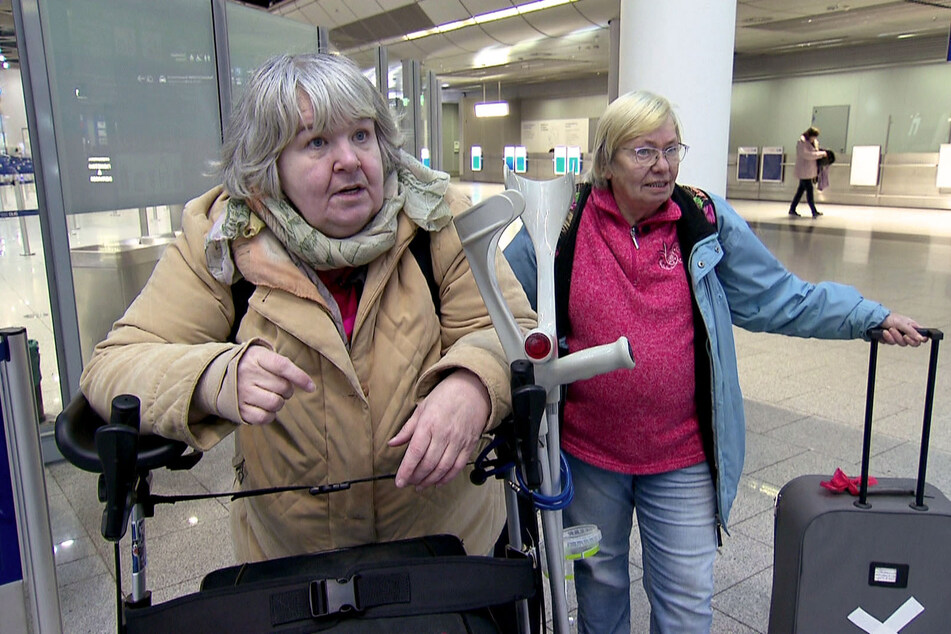 Dagmar (58, links) und Elke (69, rechts) verreisen das erste Mal gemeinsam.