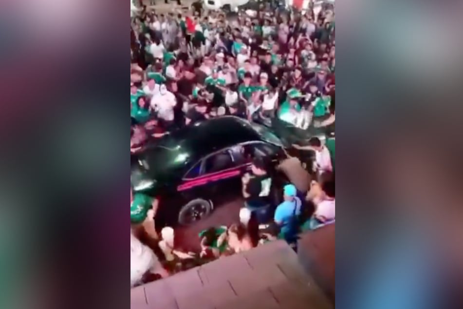 Der Fahrer wurde zunächst von Fans umzingelt. Dann drückte er plötzlich aufs Gaspedal.