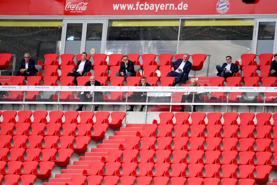 Die Offiziellen des FC Bayern München sitzen mit Abstand auf der Tribüne. Auch Fans sollen in Zukunft nur unter Auflagen in die Allianz Arena zurückkehren.