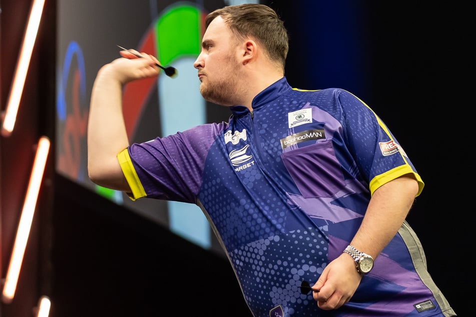 Luke Littler (17) unterlag im Finale der German Darts Championship und war am Ende aus anderem Grund todtraurig. (Archivbild)