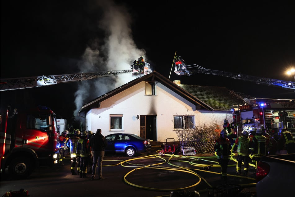 Insgesamt elf Menschen erlitten bei dem Feuer im Landkreis Aschaffenburg eine Rauchgasvergiftung.