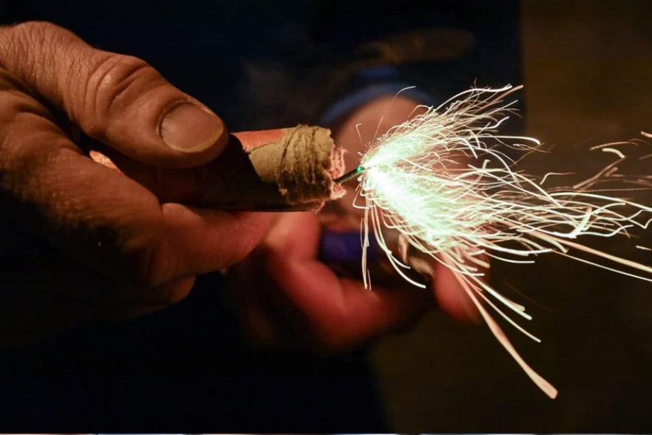 Der 25-Jährige zündete zahlreiche Feuerwerkskörper. (Symbolbild)