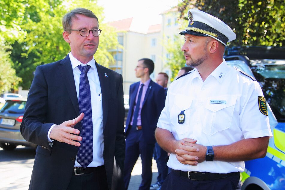 Innenminister Roland Wöller (49, CDU) will verhindern, dass Rechtsextremisten die Stimmung bei den "Corona-Protesten" ausnutzen. Der Verfassungsschutz soll tätig werden.