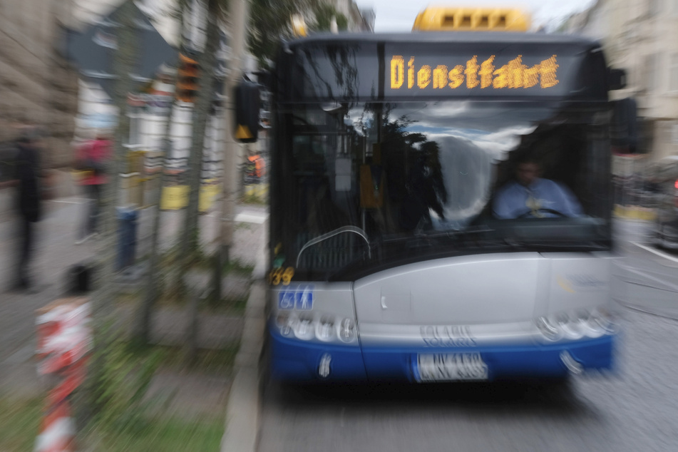 Fahrgast verletzt: Betrunkener (41) springt in Leipzig vor Bus!