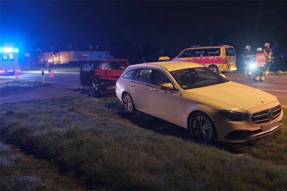 Hinter dem Ortseingangsschild krachte der Hyundai auf das Taxi.