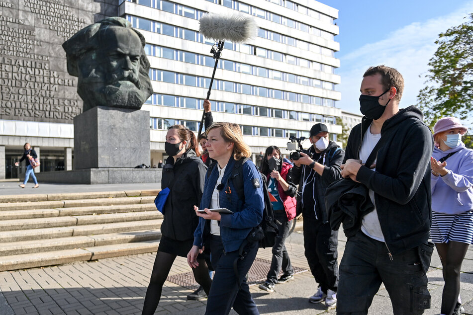 Anja Richter (39, 2.v.l.), Kuratorin des Museums Gunzenhauser, präsentiert der Jury das Chemnitzer Zentrum. Die Titel-Entscheider verfolgten das Geschehen am Bildschirm, eine Kamera filmt alles mit.