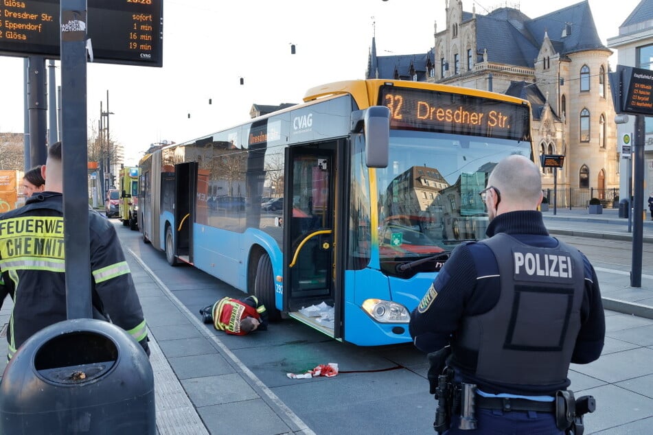 Ein Bus erfasste eine Fußgängerin und verletzte sie schwer.