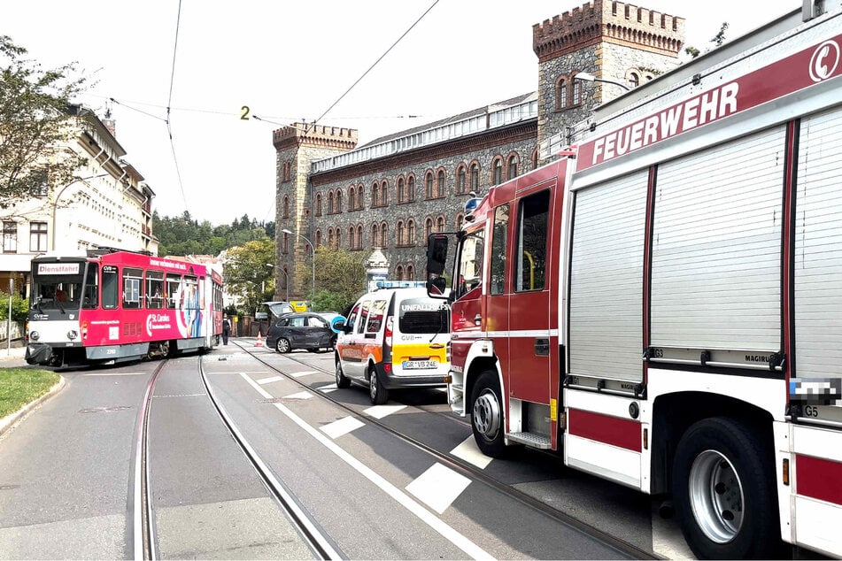 Einsatzkräfte an der Unfallstelle am Grünen Graben in Görlitz.