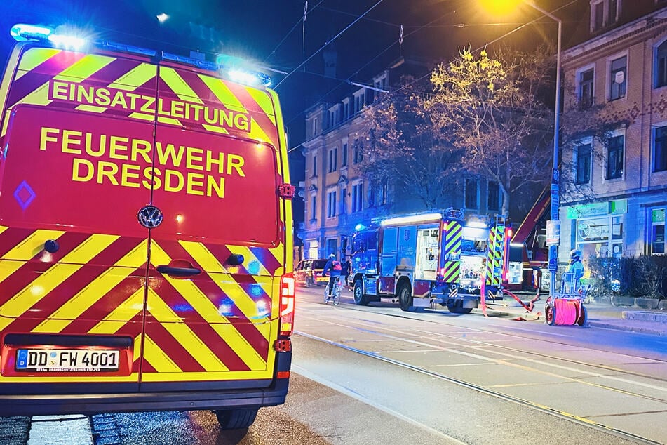 Die Feuerwehr rückte mit mehreren Einsatzfahrzeugen an.