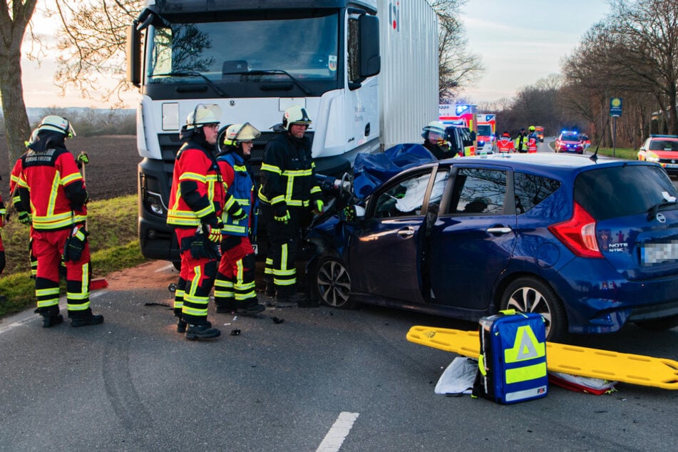 Der Nissan-Fahrer (66) wurde bei dem Unfall lebensgefährlich verletzt.