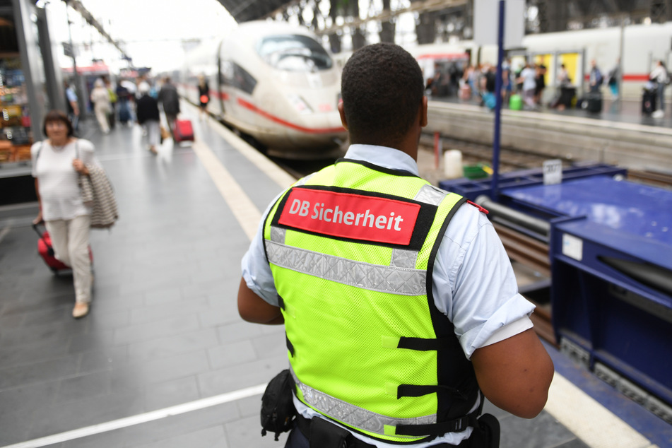 Die Deutsche Bahn will den Angriffen unter anderem mit mehr Sicherheitspersonal entgegentreten.