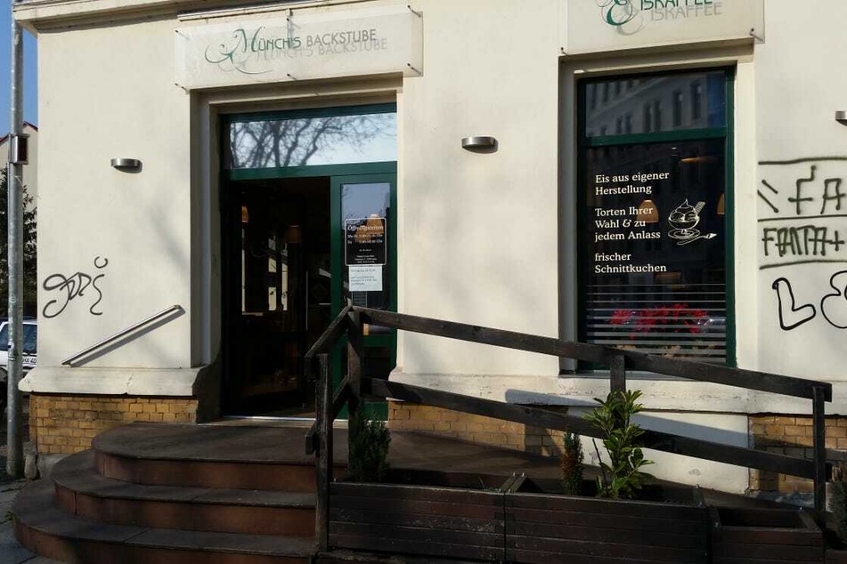Die Türen der Bäckerei sind geöffnet.