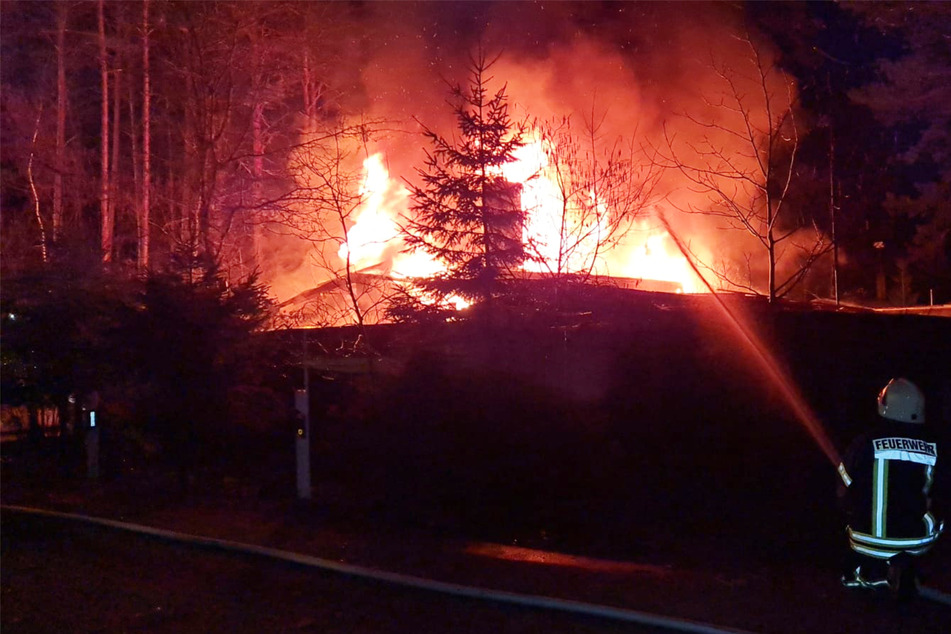 Im Landkreis Potsdam-Mittelmark brannte ein Haus lichterloh.