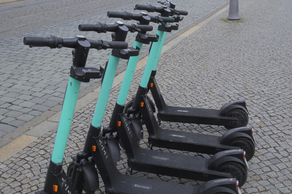 So fein aufgereiht stehen die E-Roller selten im Stadtbild.