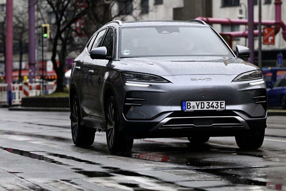 Bei dem Unglücks-Auto handelt es sich um einen BYD Song PLUS EV, des chinesischen E-Auto-Herstellers BYD. Langsam, aber sicher fasst der Auto-Gigant auch in Europa Fuß. (Symbolbild)