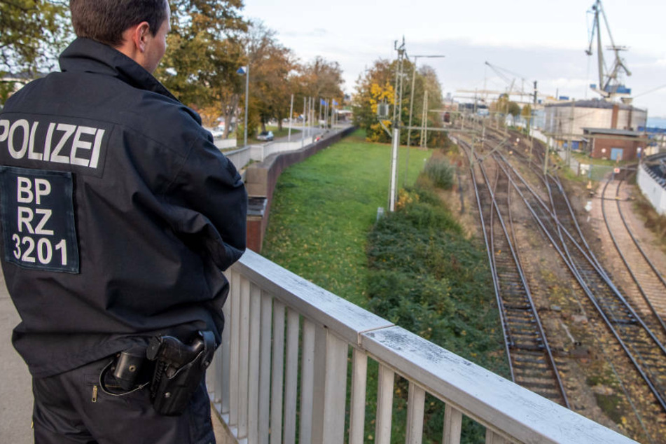 Ein Bundespolizist steht an den Gleisen in Nordenham, wo die sechs Castor-Behälter mit hochradioaktivem Atommüll mit der Bahn ins südhessische Biblis gebracht werden sollen.