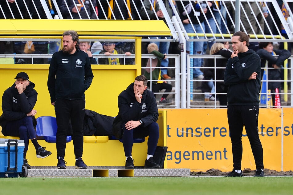 Da Jochen Seitz (49) Gelb-gesperrt nicht an der Seitenlinie stehen durfte, übernahm das Trainerteam rund um Robin Hintz (30, M.) am Sonntag die Aufgaben des Coachs.