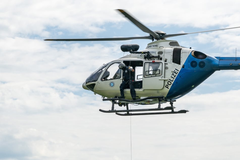 Mit einem Polizeihubschrauber wurde der Verunglückte geborgen. (Symbolbild)