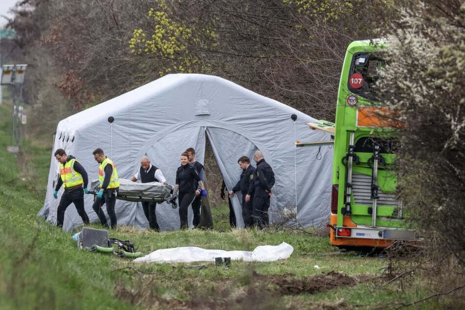 Am Mittwoch kam ein Flixbus auf der A9 von der Fahrbahn ab. Dabei wurden vier Frauen getötet.