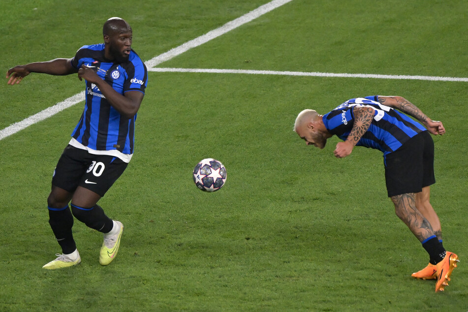 In dieser Szene köpft Inter Mailands Federico Dimarco (25, r.) seinen Mitspieler Romelu Lukaku (30, l.) an.