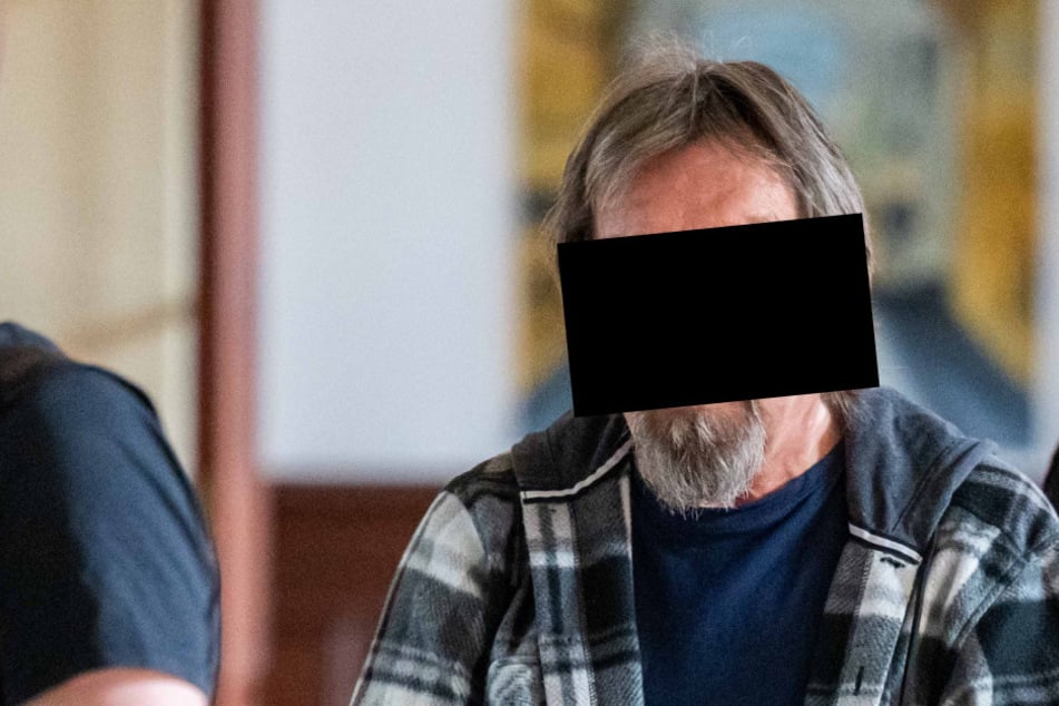 Mann rammt Mitspieler Messer in Rücken: Blutiger Skat-Streit landet vor Gericht
