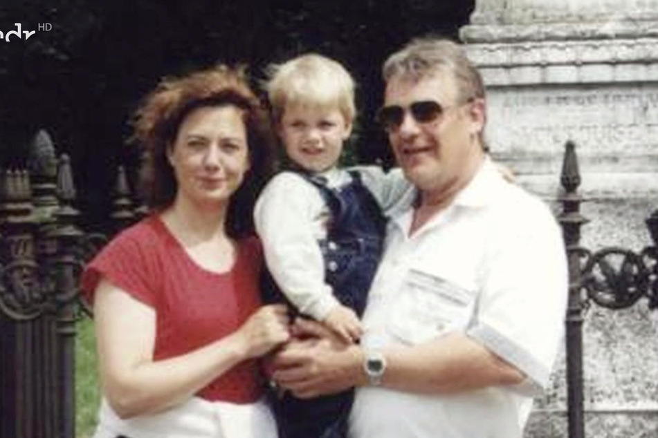 Papa Roger und Sohn Robert verloren am 12. August 2002 ihre Frau und Mutter Anett in den Fluten.