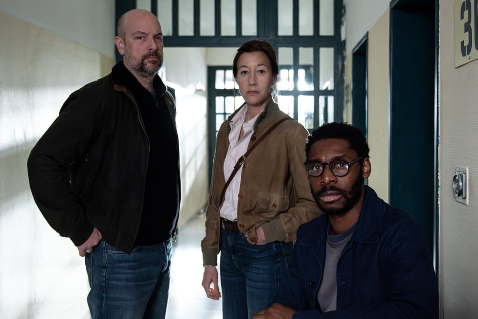 Was hat Léon Kamara (Yoli Fuller, r.) vor Dennis Eden (Stephan Zinner, 51, l.) und Kommissarin Cris Blohm (Johanna Wokalek) zu verheimlichen?