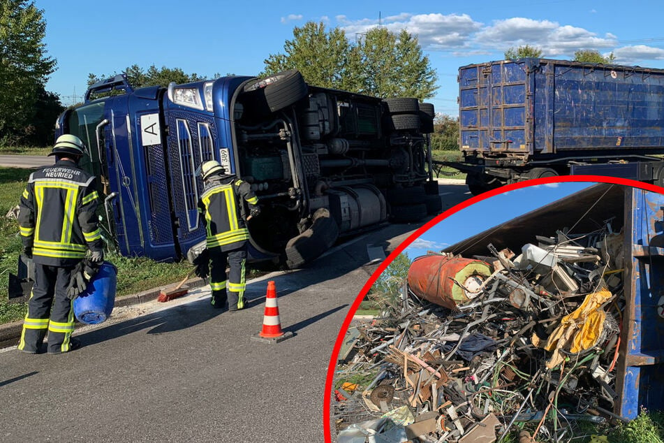 Lasterfahrer verliert Kontrolle: 20 Tonnen Metallschrott landen auf Straße
