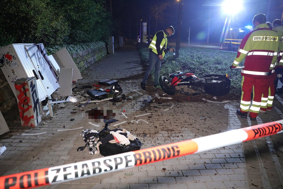 Das Motorrad krachte in zwei Schaltkästen am Straßenrand - der Fahrer verstarb kurze Zeit später.