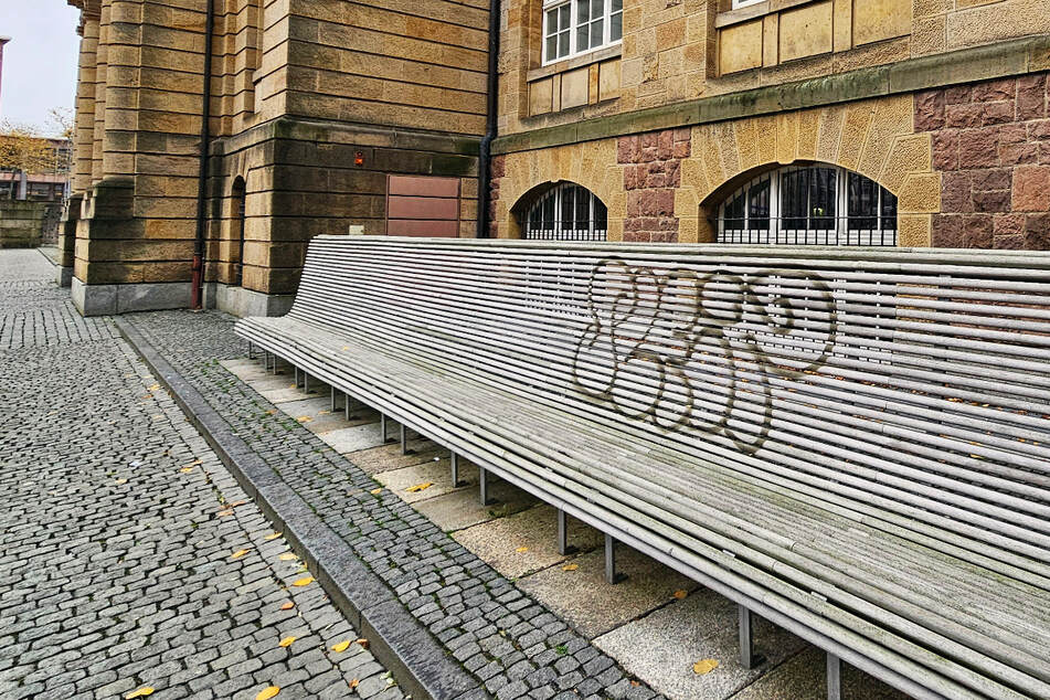Chemnitz: Graffitis in Chemnitz gesprüht: Schulen, Turnhalle und Bank beschmiert