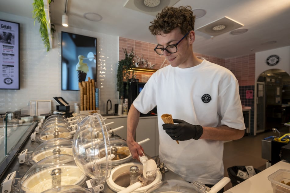 Inhaber Julian Wöllenstein (19) eröffnete erst voriges Jahr eine Eisdiele der Kette "Ice Cream United" in der Inneren Klosterstraße.