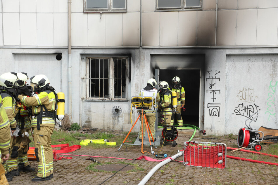 Die Kameraden löschten das Feuer mit mehreren Strahlrohren.