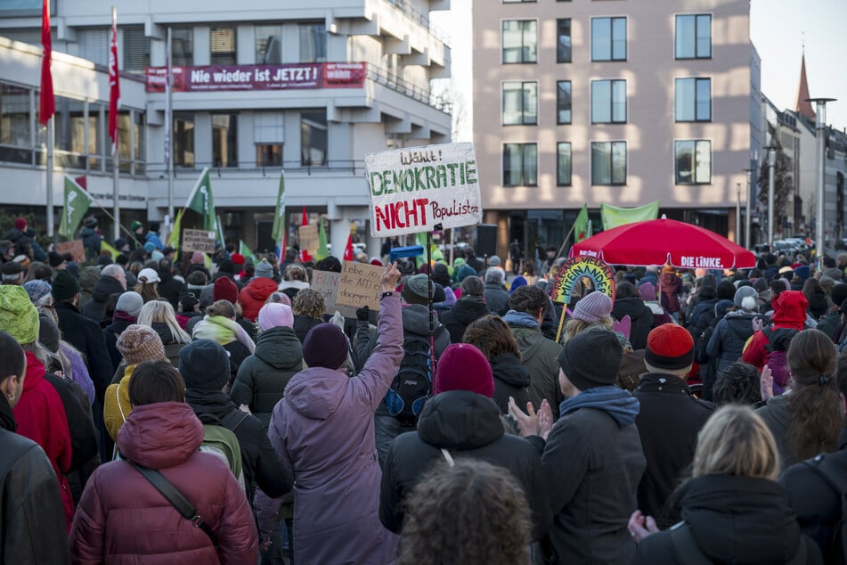 Unter dem Namen "Fall der Brandmauer", initiiert von der Grünen Jugend, demonstrieren zahlreiche Menschen gegen Rechtsextremismus in Nürnberg.