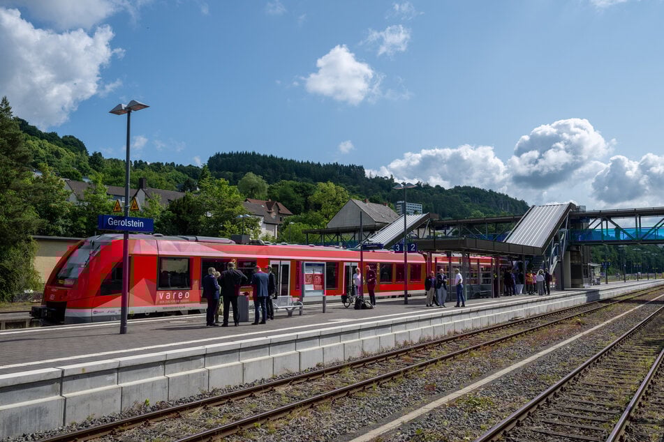 Seit der Flutkatastrophe in der Eifel 2021 könnten Züge erst ab Mitte Juni 2025 wieder durchgehend von Gerolstein nach Köln fahren. (Archivbild)