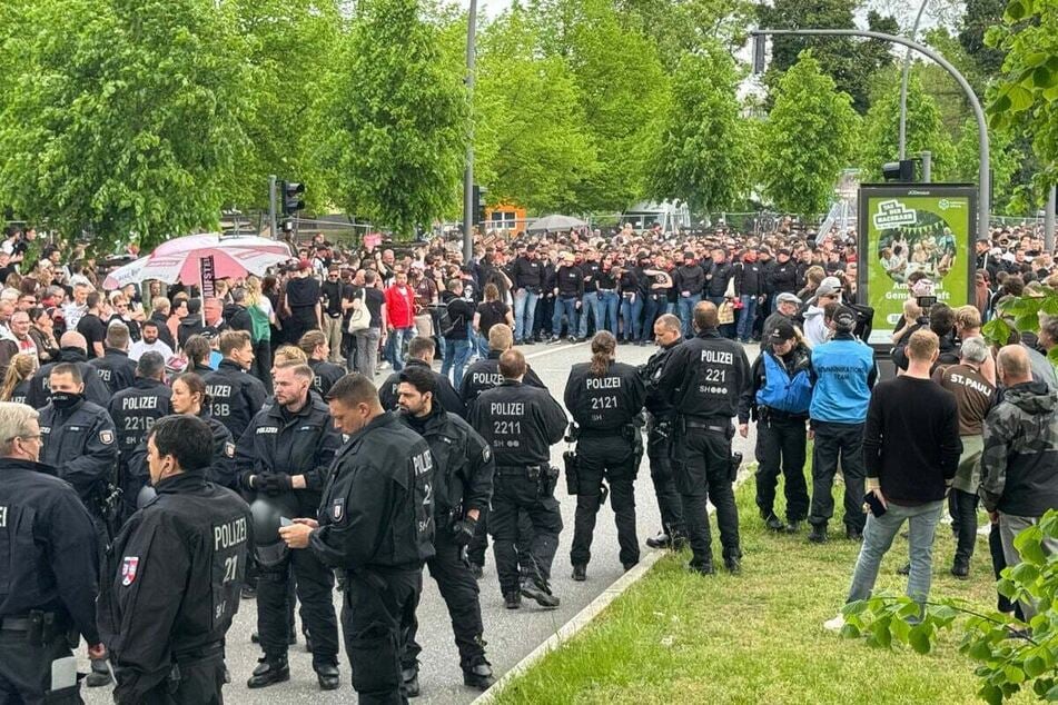 Die St.-Pauli-Anhänger planen mit Rädern und Rollern vom Millerntor in den Volkspark zu ziehen.