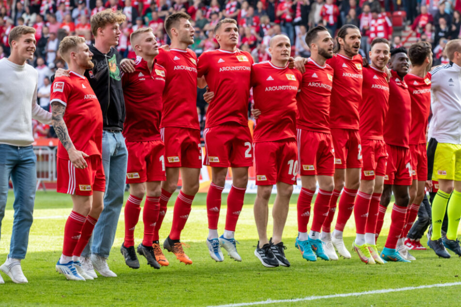 Die Mannschaft des 1. FC Union Berlin ließ sich nach Abpfiff von den Fans für den sensationellen Erfolg feiern.