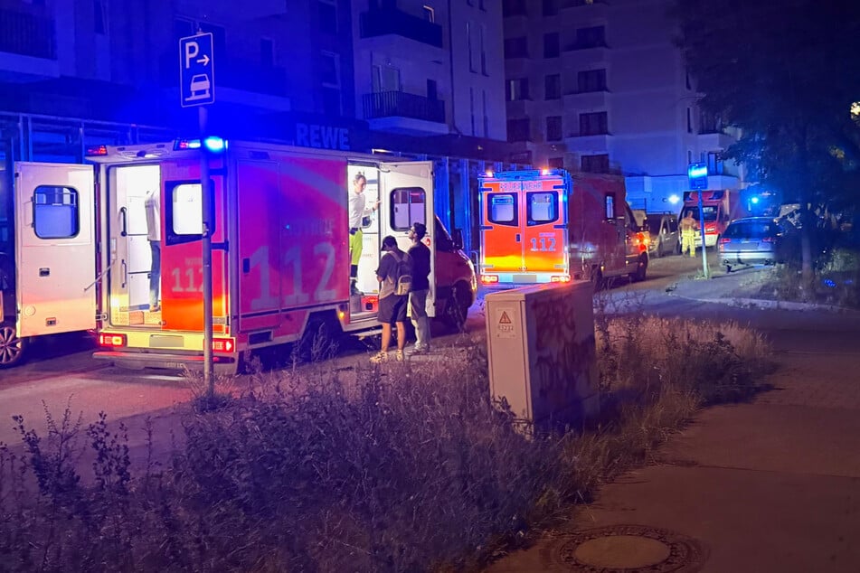 Es waren mehrere Rettungswagen vor Ort, um die durch Cannabis berauschten Personen zu versorgen.