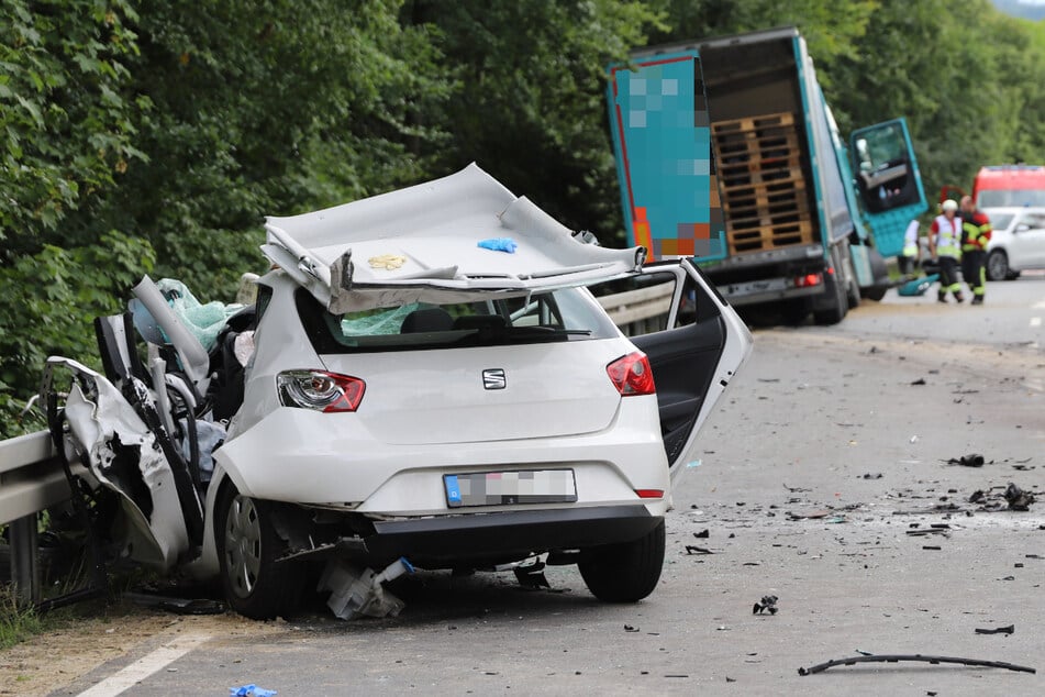 Die B533 im Landkreis Deggendorf in Bayern glich nach dem folgenschweren Frontalzusammenstoß einem Trümmerfeld.