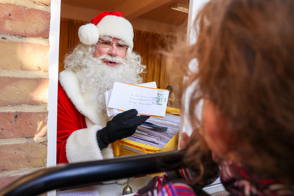 Die Weihnachtspostämter der Deutschen Post haben auch in diesem Jahr wieder ihre Pforten für alle geöffnet, die gern einmal selbst einen Brief an den Weihnachtsmann, das Christkind oder den Nikolaus schreiben wollen.