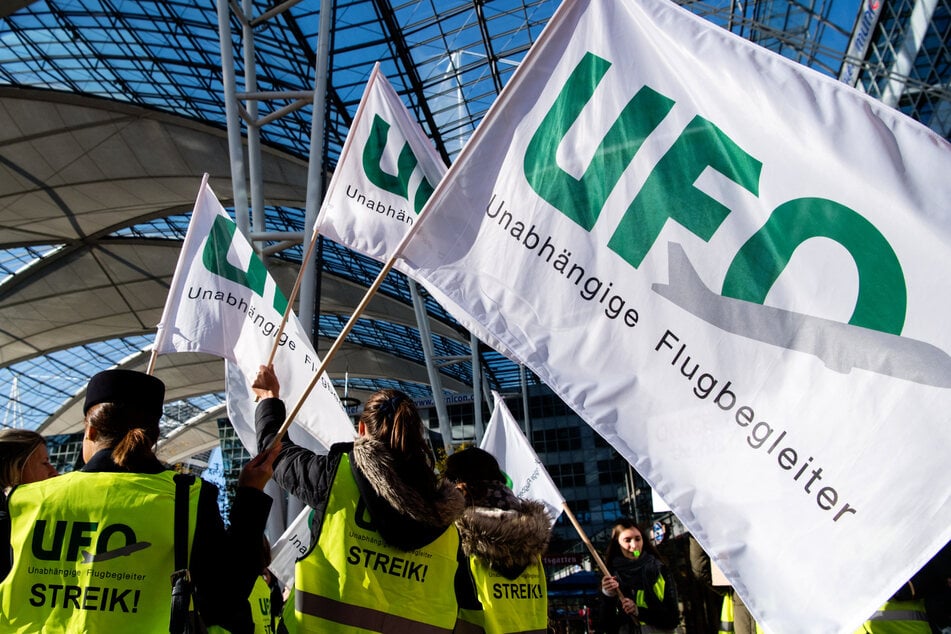 Von 0.01 Uhr bis 22 Uhr wollen die Flugbegleiter am Freitag ihre Arbeit niederlegen. (Archivbild)