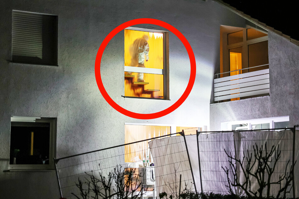 Das Foto zeigt den Tatort: ein Wohnhaus in der Thiergartenstraße in Büdingen. Noch in der Nacht wurden dort Maßnahmen zur Spurensicherung durchgeführt.